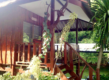 บ้านริมธาร