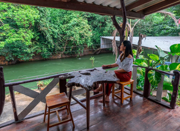 บ้านริมน้ำ